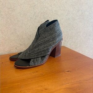 Matt Bernson Jette Woven Open-Toe Heeled Booties in Black and Gray Size 5